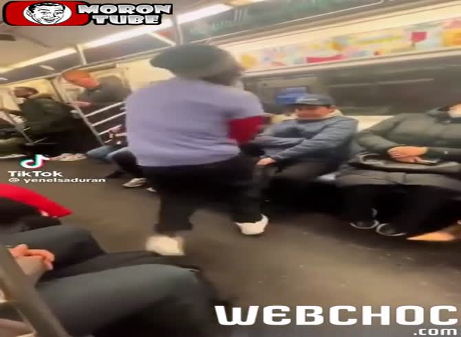 Video :In New York, a 60-year-old lady was brutally attacked (Warning - disturbing)